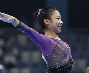 詹皇这一瞪惊呆众人，连东契奇都难以承受，顿巴斯球员尤为尴尬！